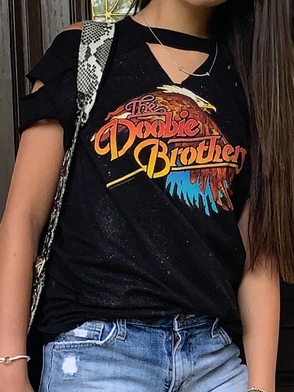Graphic Short-Sleeve distressed Doobie Brothers Band Tee for Teen Girls size 16